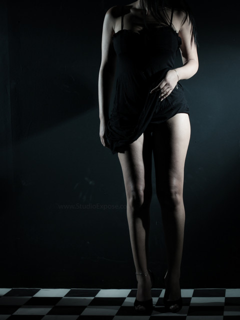 סשן צילומי אישה בסגנון מרומז וסקסי בסטודיו אקספוז